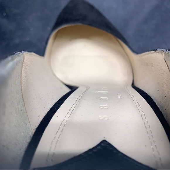 Pointed Toe V-Neck Pumps - Picture 10 of 11